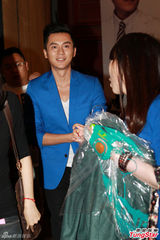 组图：张馨予缺席新剧宣传 李晨独撑场遭逼婚