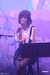 组图：李克勤郑欣宜开唱 鼓励年青人追梦