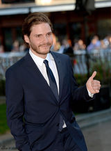 组图：雷神携爱妻亮相《极速风流》全球首映礼