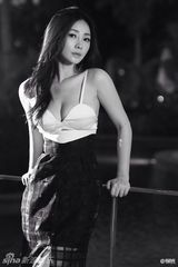 组图：柳岩蜂腰巨乳秀性感 事业线抢镜