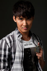 组图：张铎推最新大片 简约大方尽显好男人气质