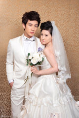 组图：吴尊刘梓妍曝光婚纱剧照 二人相依甜美十足