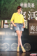 组图：周渝民亮相帅气斯文 陈妍希笑容甜美