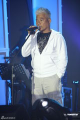 组图：巫启贤为台北个唱彩排 透露明年将推新专辑