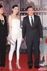 组图：《低俗喜剧》剧组牵骡子亮相金像奖红毯