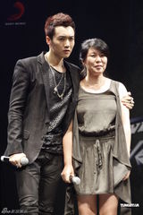 组图：王野发片秀肌肉 母亲带家常菜抵京支持