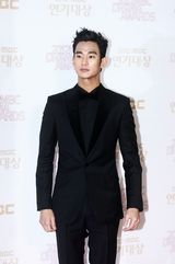 高清图：尹恩惠金秀贤JYJ亮相MBC演技大赏红毯