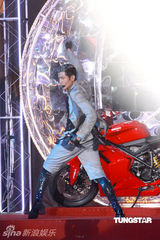 组图：郭富城玩转广东道 自称高空唱歌很浪漫 