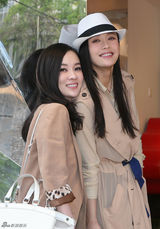 组图：霍思燕秦岚现身三里屯 携手巡店潮味足