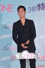 组图：金秀贤感动粉丝冒雨支持 望与周星驰见面