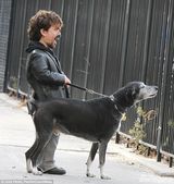 组图：侏儒男星彼特带女儿出街 牵爱犬场面温馨