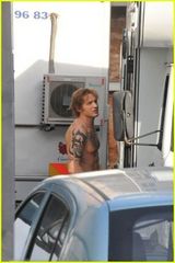 组图：汤姆-哈迪新片片场赤裸上身露大片纹身