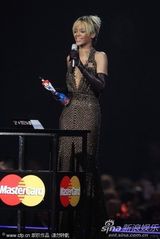 组图：蕾哈娜获全英国际最佳女歌手 破烂大T秀美腿