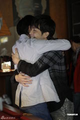 组图：范植伟跨刀助阵胡灵新歌MV 上演男男恋