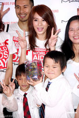 组图：Hebe亲切可爱热心公益 透露Ella赴美学英文