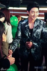 组图：韩星李泰成办粉丝见面会 弟弟成侑彬出席