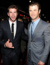 组图：《雷神2》好莱坞首映 抖森帅气骑摩托