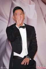 组图：张家辉黑燕尾服现身红毯 复古帅气