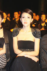 组图：贾青亮相时装周混搭长裙美艳动人