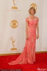 组图：劳拉-邓恩淡粉色礼服性感亮相艾美红毯