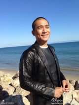 组图：梁朝伟亮相加州海滩 黑超造型帅气逼人