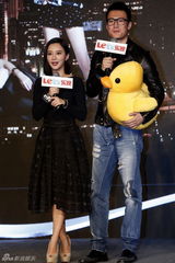 组图：《女人帮》甘薇李小璐拍吻戏获赠漱口水