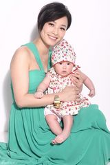 高清图：张庭孕后变超级辣妈 携女儿登杂志封面