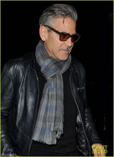 组图：52岁克鲁尼型男风采 鬓发苍白难掩老态