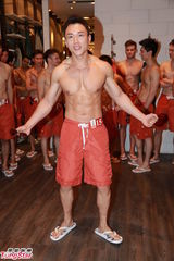 组图：亚洲先生闹市裸身宣传 热门选手大秀腹肌