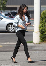 组图：赛琳娜深V衬衫OL风 黑超高跟超有范儿