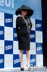 组图：刘亚仁金海淑宣传《强哲》牵手情意浓