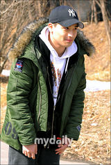 组图：韩国演员刘建放弃美国永久居住权参军