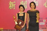 幻灯：周迅蒋雯丽同获金鸡影后 与影帝吴刚共举奖杯