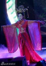 高清组图：芙蓉姐姐个唱 狂跳肚皮舞多个造型亮眼