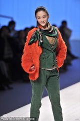 组图：李小冉橘色皮草配绿色套装T台鲜亮走秀