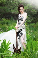 组图：龚洁夏日清凉大片 白纱黑裙显纯美