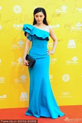 组图：范冰冰荷叶边礼服美艳秀香肩 吴尊护花