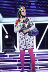 组图：hold住姐说相声造型似芙蓉 坦言多人追求