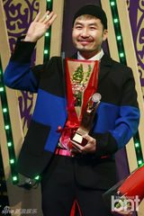 组图：EXO与Apink助阵颁奖礼 f(x)水晶捧奖