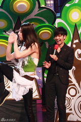 高清图：罗志祥遭翻版蔡依林索吻 被熊抱手足无措