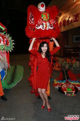 组图：叶玉卿紧身红裙大秀身材 女儿曝光