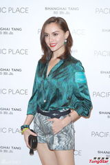 组图：汪圆圆大婚在即 红色花纹短裙喜庆亮相