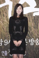 高清图：韩星金来沅秀爱新剧《千日的约定》记者会