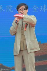 组图：成龙代言豪宅谈文化传承 与王刚互动调侃