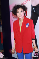 组图：郑秀文红装亮相活力四射 自曝喜欢单人运动