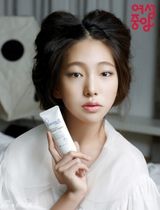 组图：韩国女艺人黄信慧携手女儿拍杂志写真