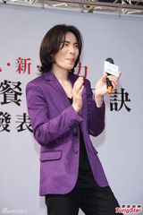 组图：萧敬腾帮擦保养品粉丝乐翻