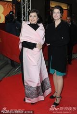 《大器晚成》首映 伊莎贝拉获电影节主席扶肩支持