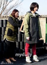 组图：韩星朴河宣做公益 为贫困家庭送煤