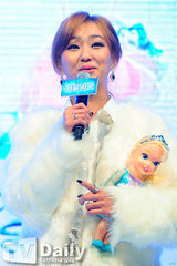 组图：SISTAR孝琳宣传《白雪皇后》下衣失踪